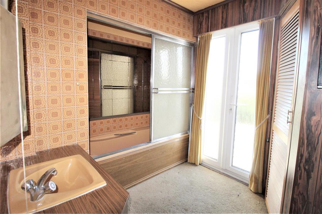 Lot: 52 - LARGE THREE-BEDROOM TERRACED HOUSE FOR IMPROVEMENT -